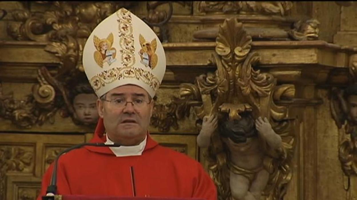 El arzobispo Francisco Cerro oficiando una Eucaristía