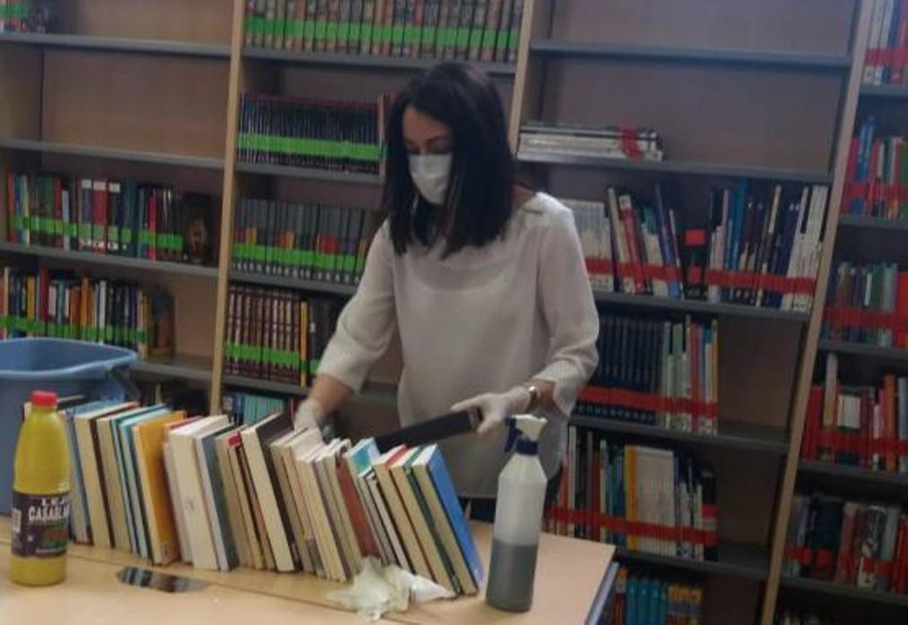 Tareas de desinfección en la biblioteca municipal