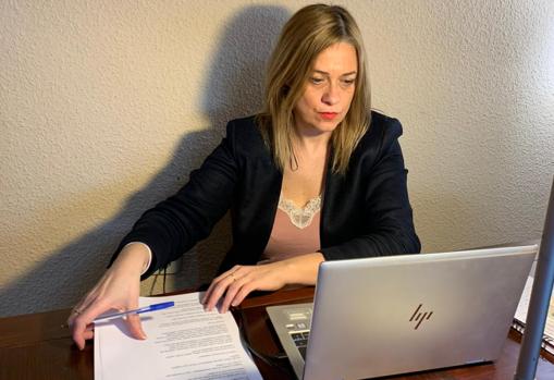 Carmen Pizaco, durante una jornada de teletrabajo en su casa