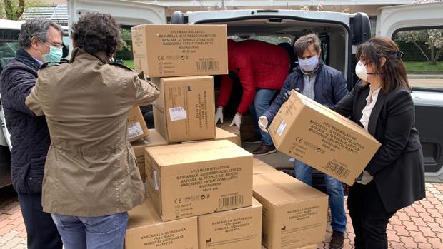 Pozuelo de Alarcón recibe las primeras 100.000 mascarillas compradas para ser repartidas a domicilio