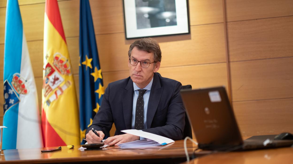 Núñez Feijóo, durante la videoconferencia con Pedro Sánchez de este domingo