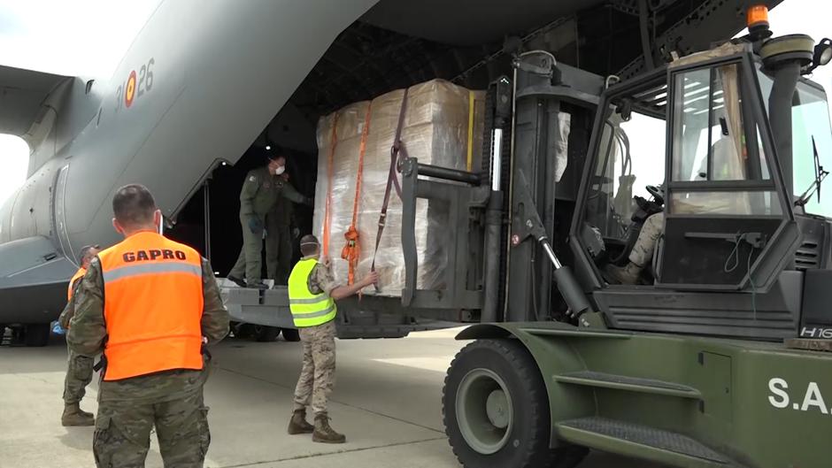 Un nuevo avión con 12 toneladas de material sanitario aterriza en la base aérea de Torrejón de Ardoz