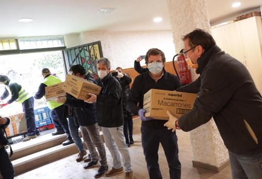 El alcalde en la cadena para distribuir la comida a familias necesitadas en Aluche