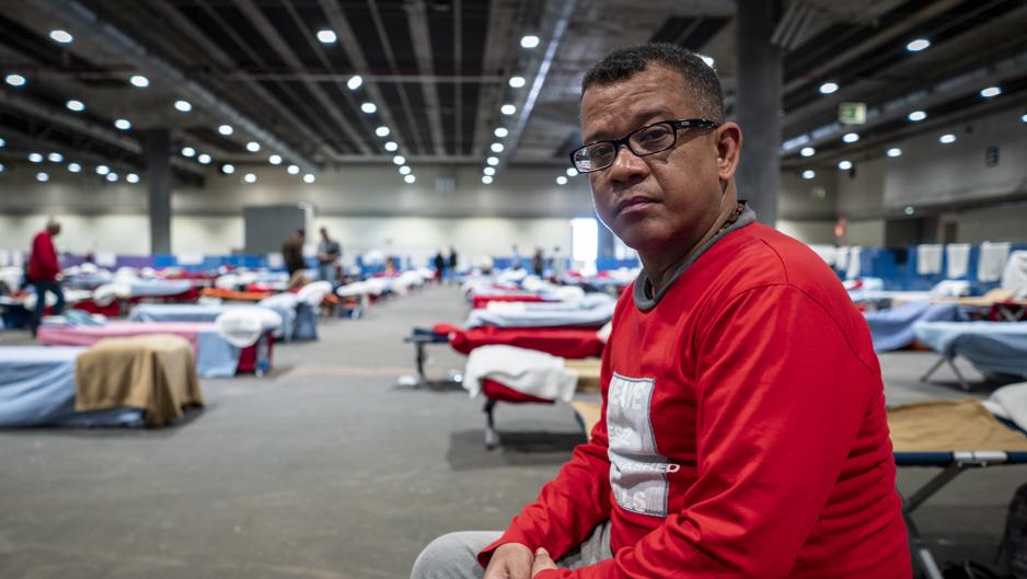Un día en el pabellón de los «sintecho» de Ifema: «Fui militar, ahora estoy aquí. Nunca sabes dónde acabarás»