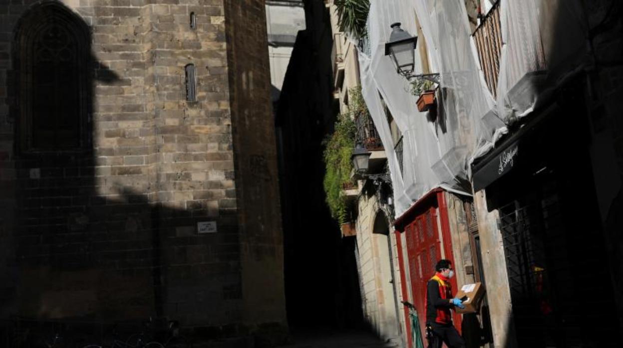 Un repartidor, trabajando estos días en el centro de Barcelona