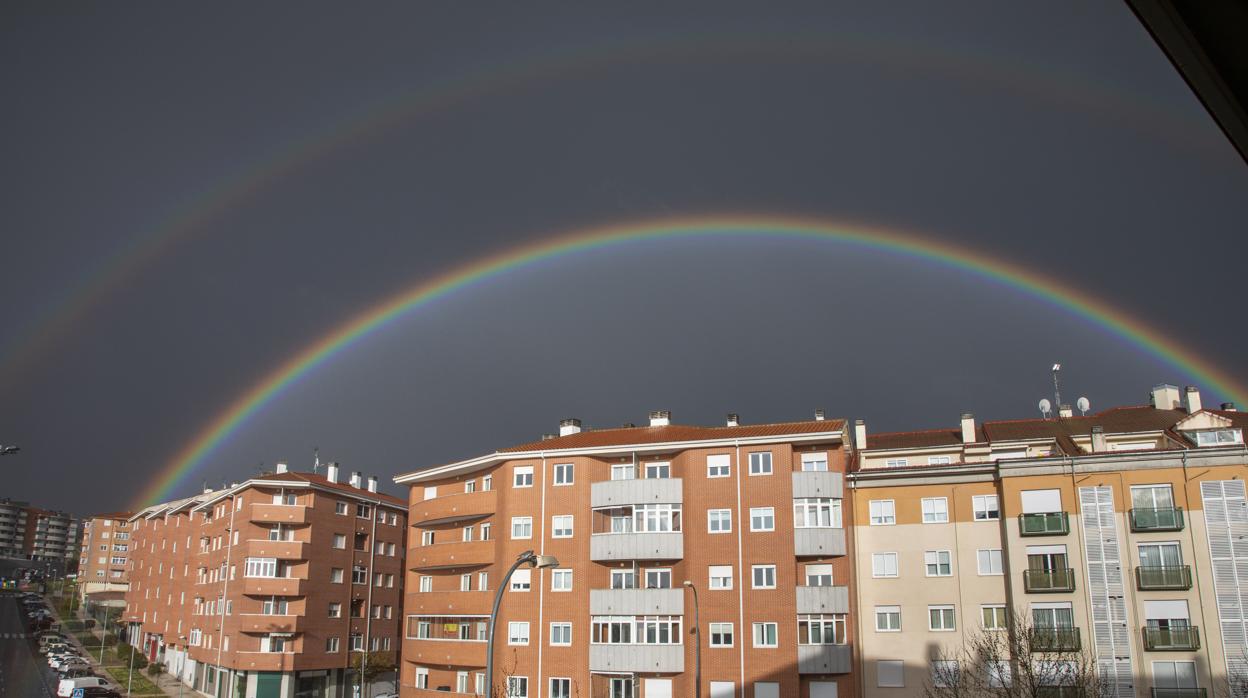 Arcoiris sobre la capital abulense la semana pasada