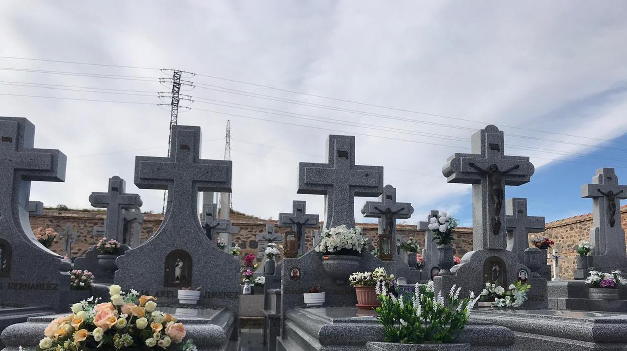 Lápidas del cementerio del barrio de Azucaica de Toledo sin el crucifijo tras el robo