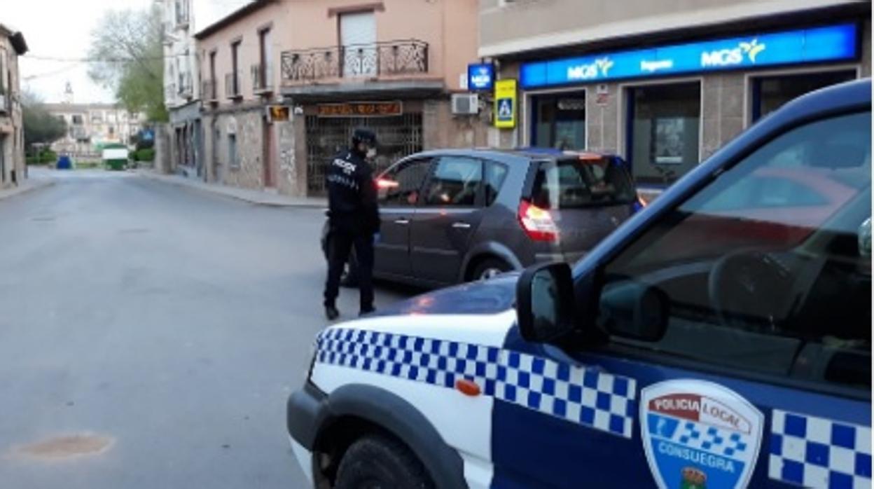 Policía Local de Consuegra realizando un control en la calle para garantizar el estado de alarma