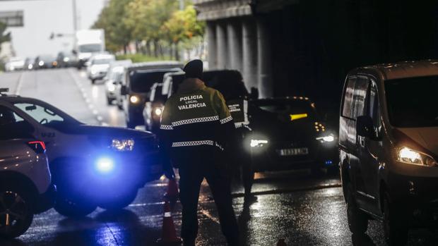 Coronavirus: un hombre se lanza de un coche en marcha con medio kilo de marihuana para evitar un control en Valencia