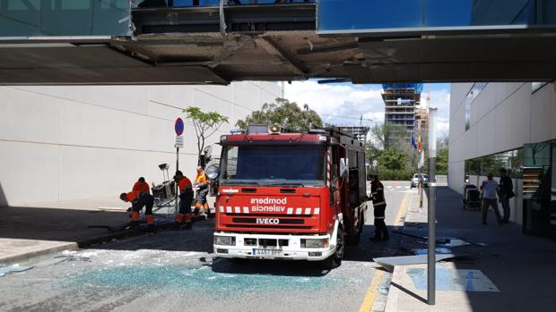 Un camión arranca parte de una pasarela del Hospital La Fe de Valencia en plena crisis del coronavirus