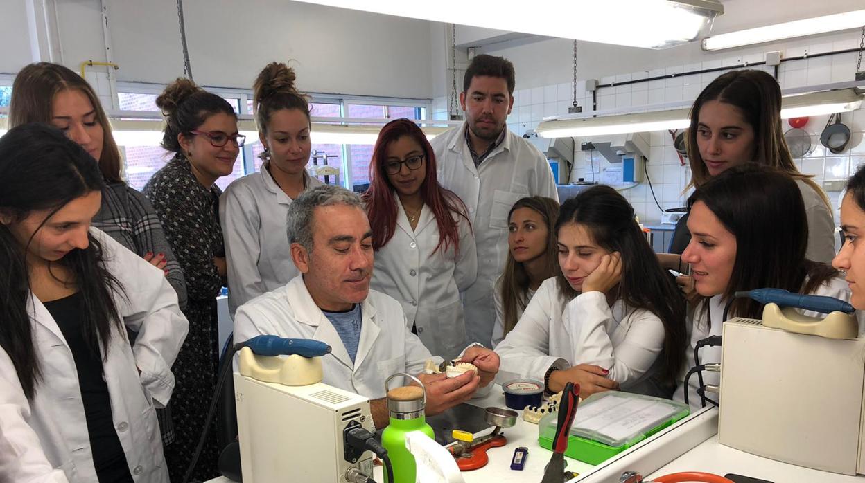 Jesús Fernández con alumnos en una de sus clases cuando el CIFP Camino de la Miranda de Palencia estaba aún abierto