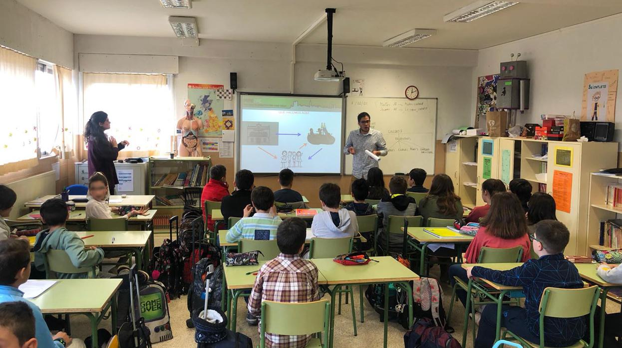 Los escolares con sus profesores en clase, durante el proyecto