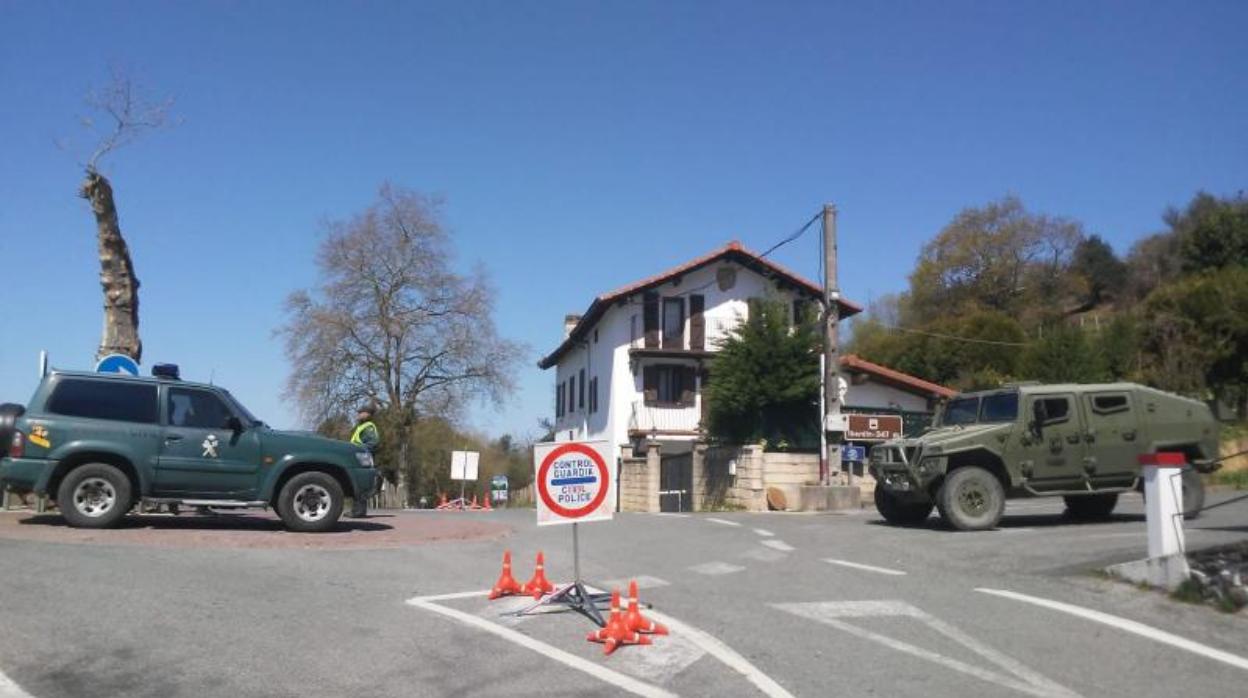 Guardia Civil y Ejercito, en un paso fronterizo navarro