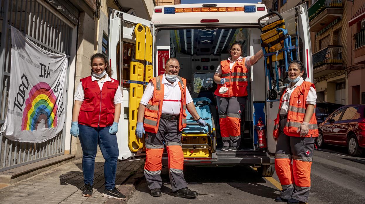 Luisa y José, junto a sus hijas, todos voluntarios de Cruz Roja