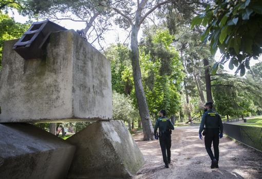 Los agentes de la Guardia Civil patrullan en otro de los parques madrileños