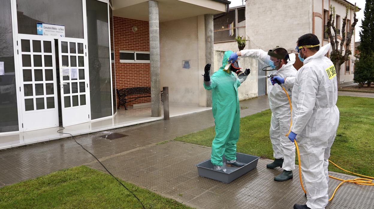 Desinfección en una residencia en un pueblo de Valladolid