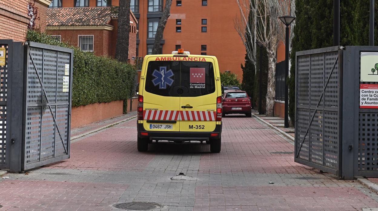 Una ambulancia en la residencia Monte Hermoso, una de las primeras con fallecidos