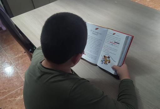 Rubén García Lorenzo disfruta con los libros de aventuras y jugando en su casa de Robledo (Albacete)