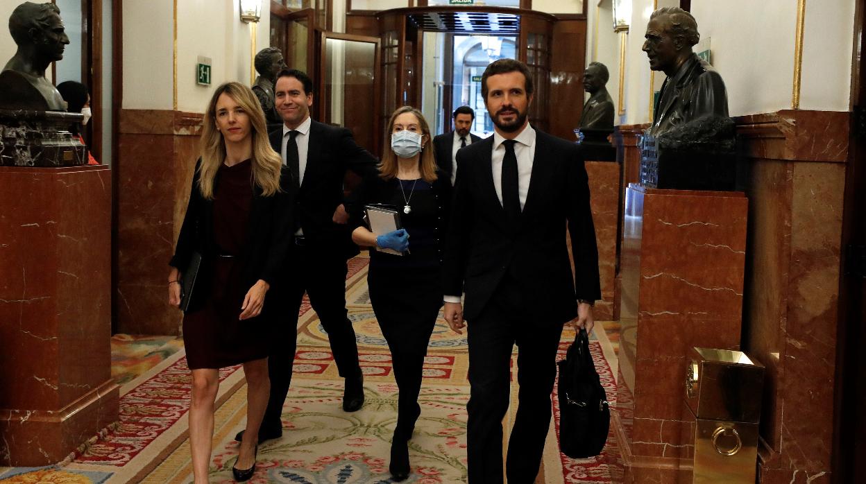 Pablo Casado, con Ana Pastor, Cayetana Álvarez de Toledo y Teodoro García Egea, en el Congreso