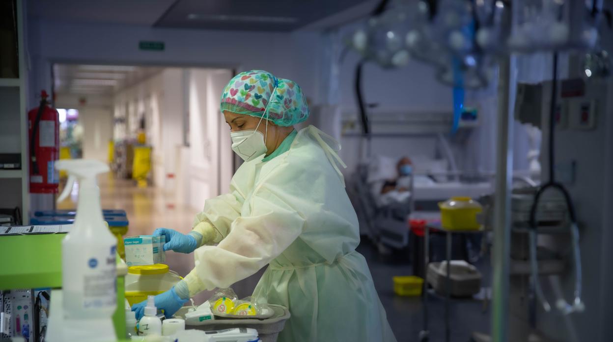 Imagen de una profesional sanitaria en un hospital de Ribera Salud