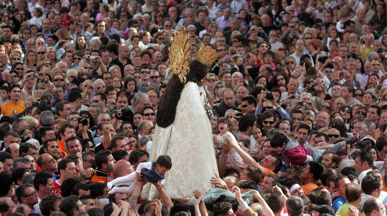 Imagen de archivo del traslado de la Virgen de los Desamparados en Valencia