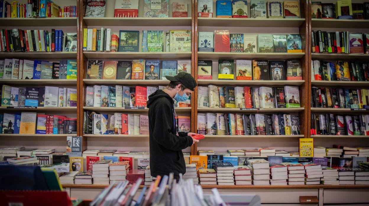 Sant Jordi dejará una estampa inédita de librerías cerradas y móviles con línea directa a los escritores