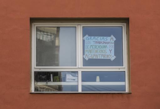 Imagen de un cartel de apoyo a los trabajadores de Mercadona en una casa de Valencia