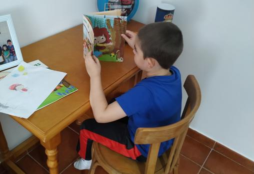 El pequeño Oliver pasa sus horas del día leyendo cuentos