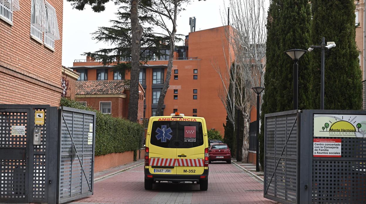 Una ambulancia accede a la residencia de ancianos Monte Hermoso