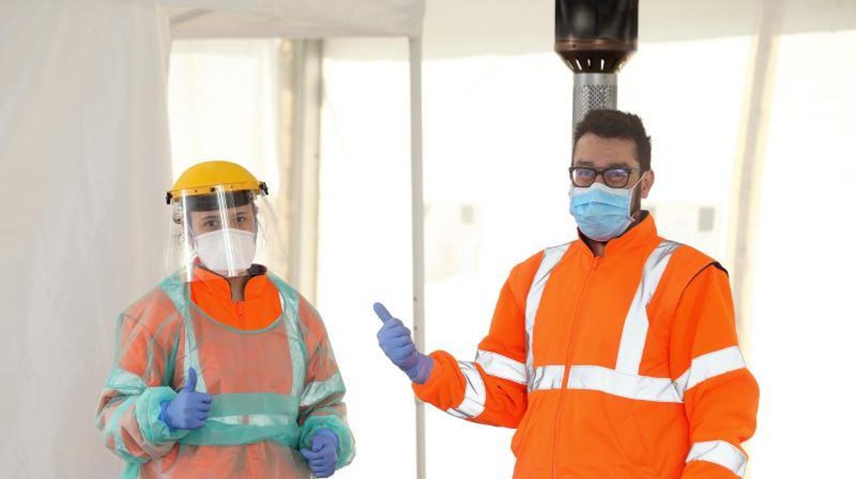 Sanitarios que hacen los test desde el coche