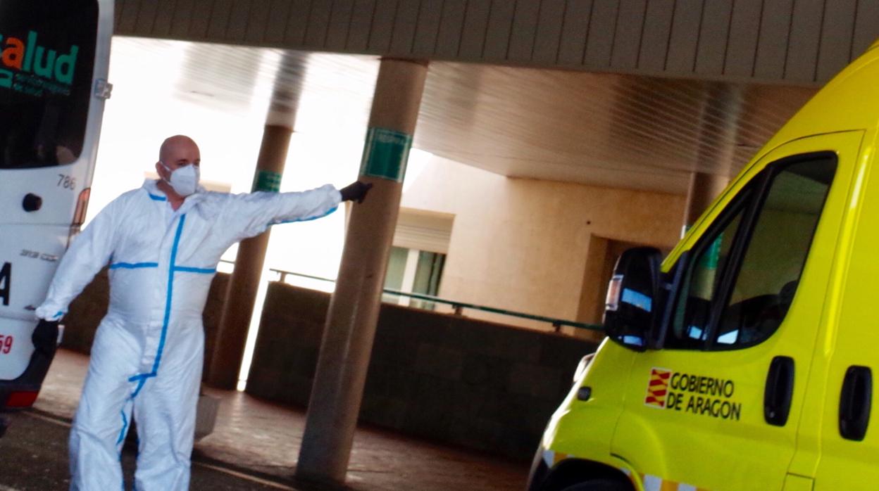 Movimiento de ambulancias a las puertas de un hospital de Zaragoza con decenas de pacientes de Covid-19