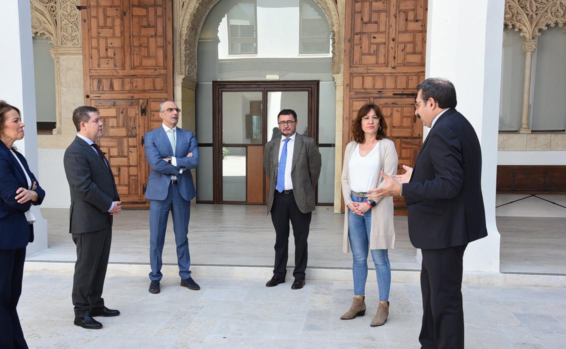 Page conversa con su equipo en el patio del Palacio de Fuensalida antes de la reunión del Consejo de Gobierno