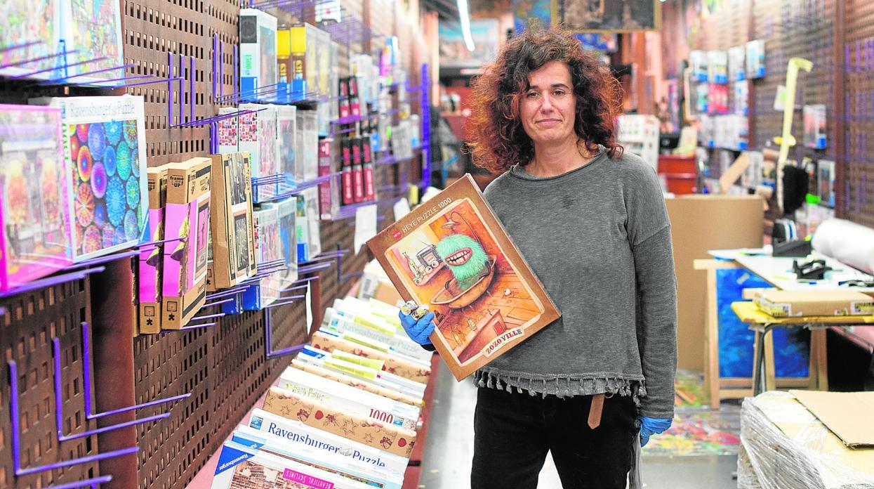 Caroline, en su tienda del centro de Barcelona que estos días usa como almacén y para preparar pedidos