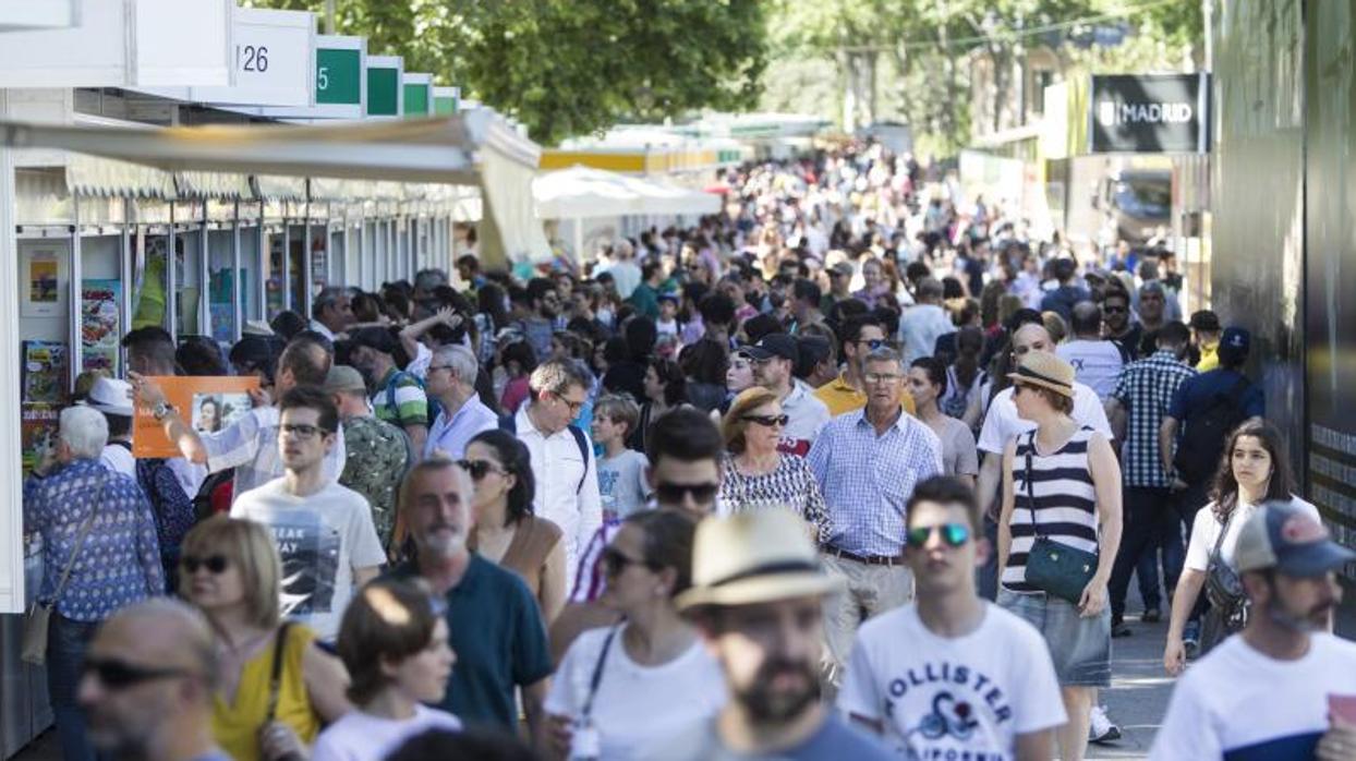 El paseo de Coches de El Retiro, durante la última edición de la Feria del Libro de Madrid