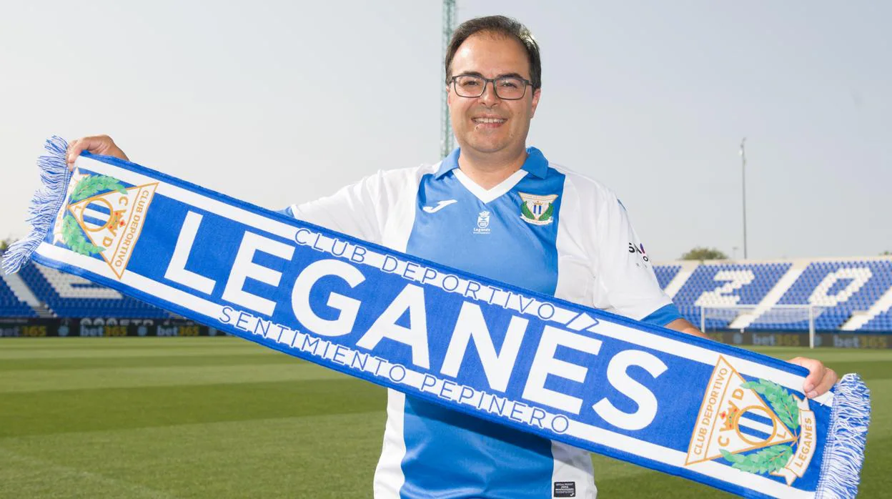 El alcalde de Leganés, Santiago Llorente, posa con la bufan del C.D. Leganés en el estadio de Butarque