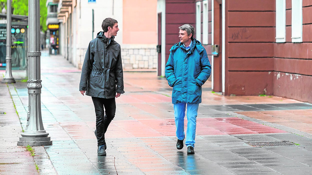 El presidente de la Federación regional de Autismo Miguel Casas y su hijo Gonzalo pasean por Valladolid