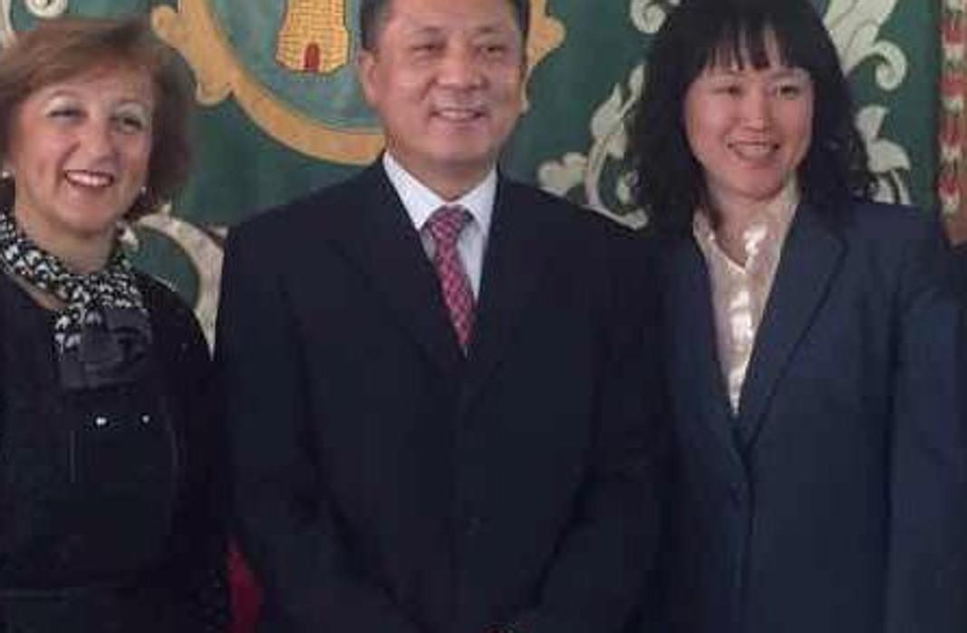 Sagrariio Gutiérrez con el presidente del Consejo Consultivo de Jinshan, Shanghai,, en Guadamur