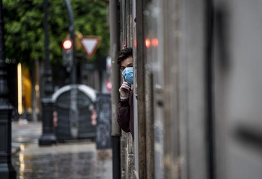 Imagen de un hombre con mascarilla por el coronavirus en Valencia