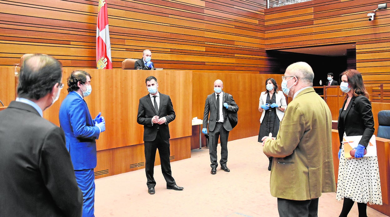 Mañueco, ayer junto a varios consejeros y procuradores ayer en las Cortes