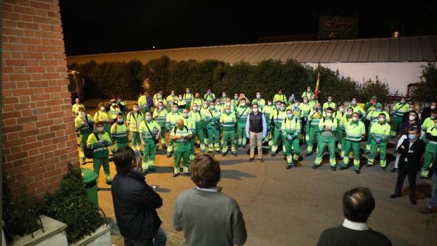 Almeida lleva chocolate y churros a los trabajadores de limpieza para agradecerles su trabajo