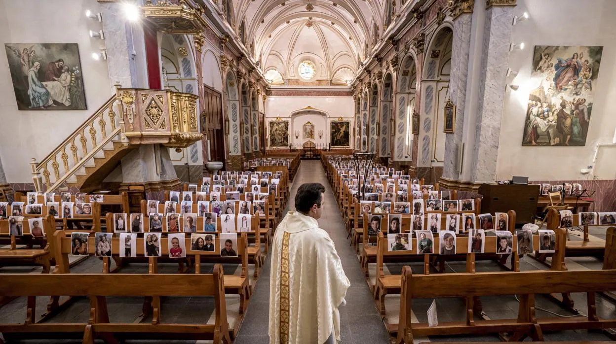 Coronavirus: un cura de Valencia llena «el eco del vacío» de la iglesia con fotos de los feligreses