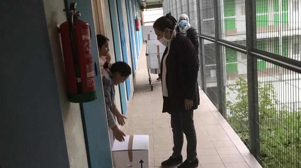 Una familia recibe uno de los lotes de comida