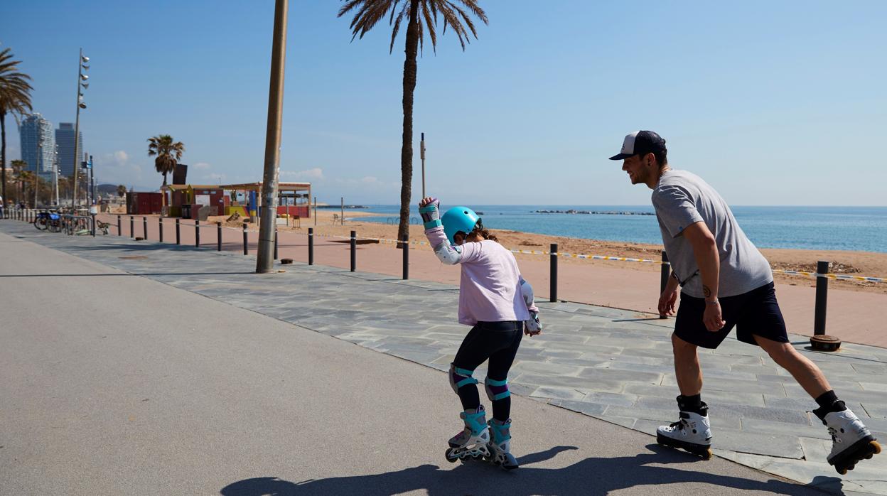 Niños en las playas de Barcelona, este domingo