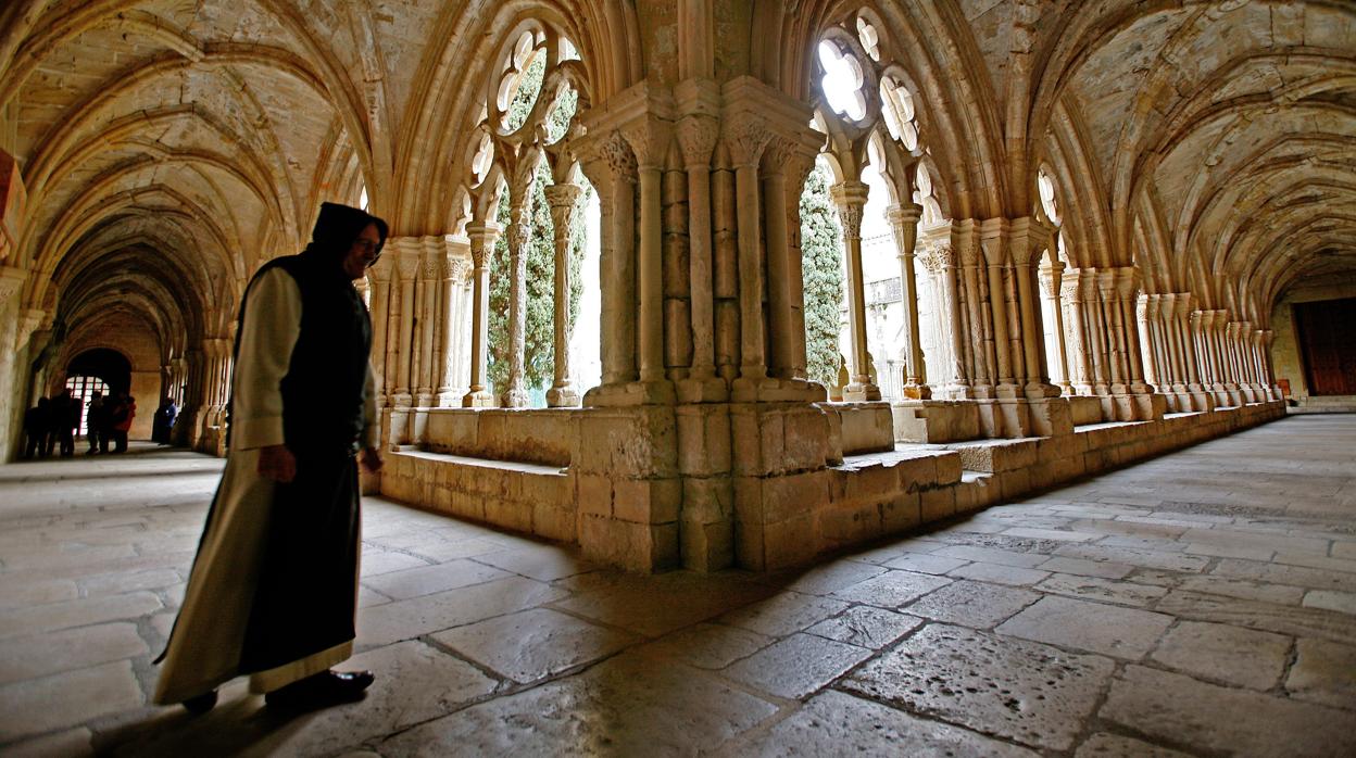 Un monje en el claustro de Poblet (Tarragona)