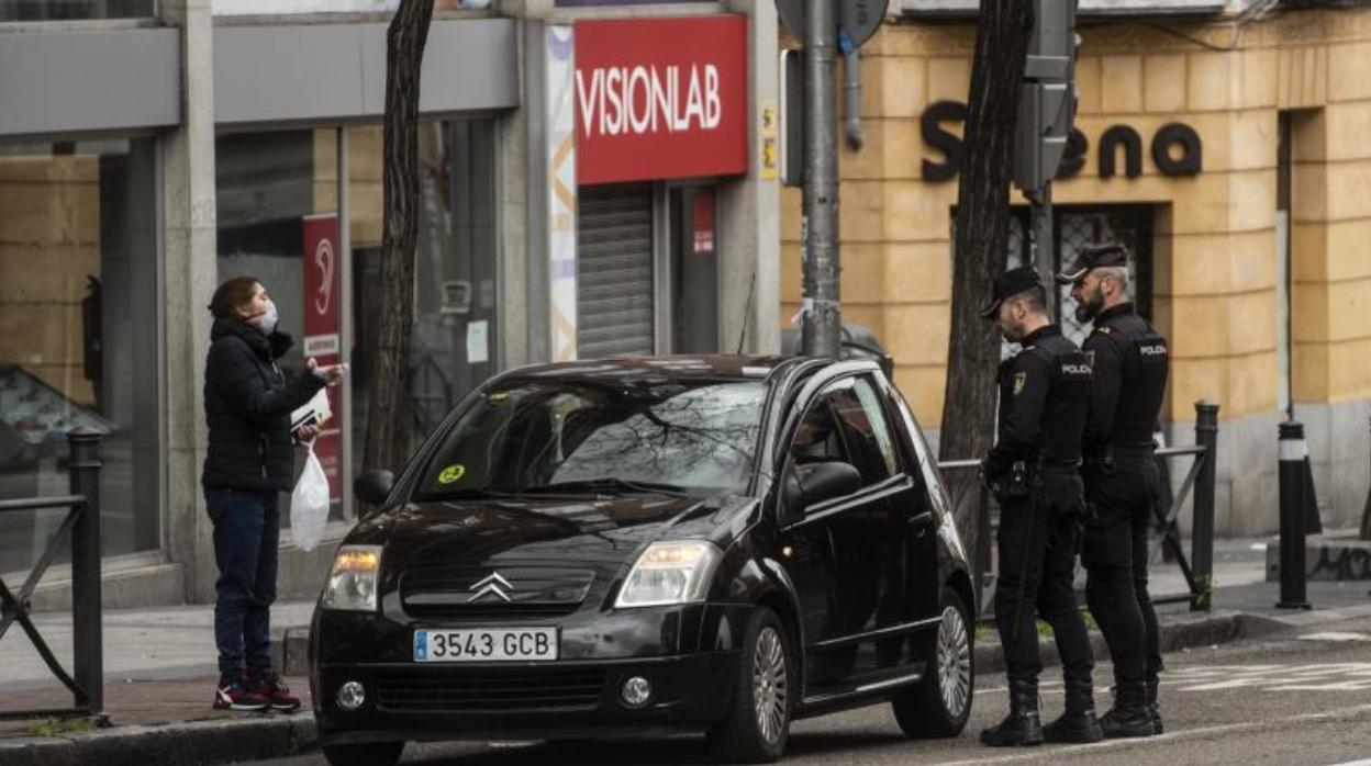 La Policía multa y llama la atención a una ciudadana en el barrio de Vallecas