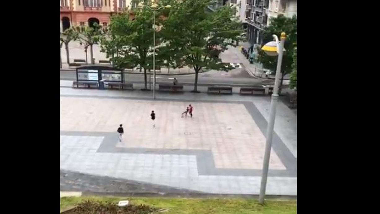 Niños jugando en la calle al fútbol en Eibar