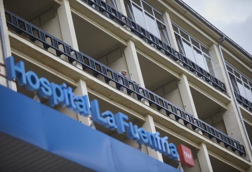 Un paciente asomado desde el balcón del Hospital La Fuenfría