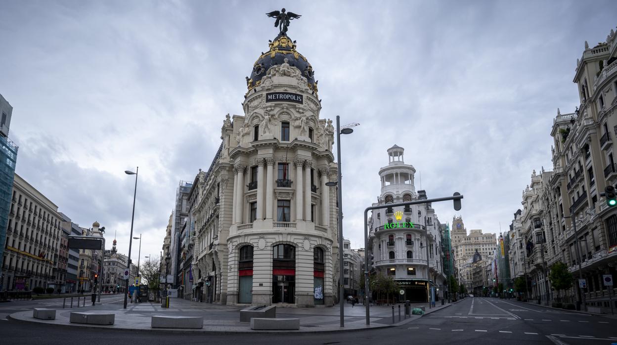 El Edificio Metrópolis, en la Gran Vía, durante el confinamiento por el coronavirus