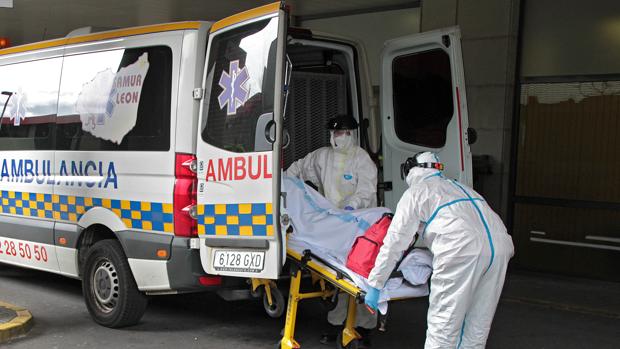 El perfil del paciente de Covid-19 en Castilla y León: afecta a más mujeres, pero mueren más hombres