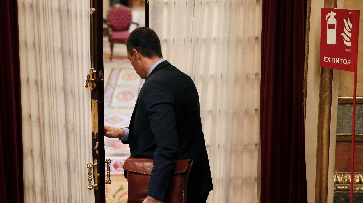 Pedro Sánchez abandona el hemiciclo del Congreso, tras el control de la semana pasada